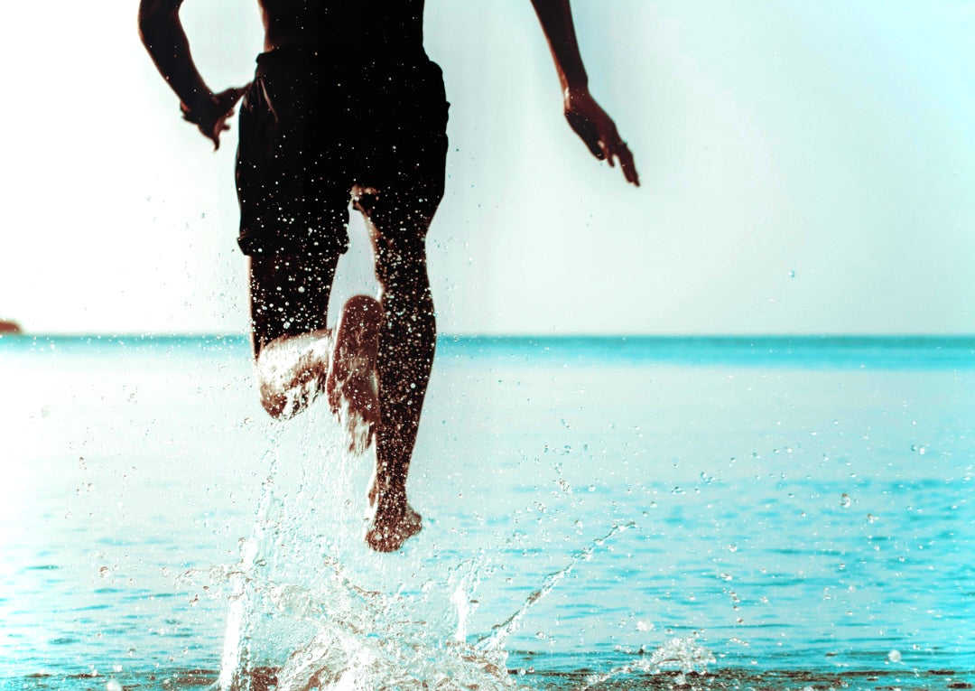 Homme qui court dans l'eau