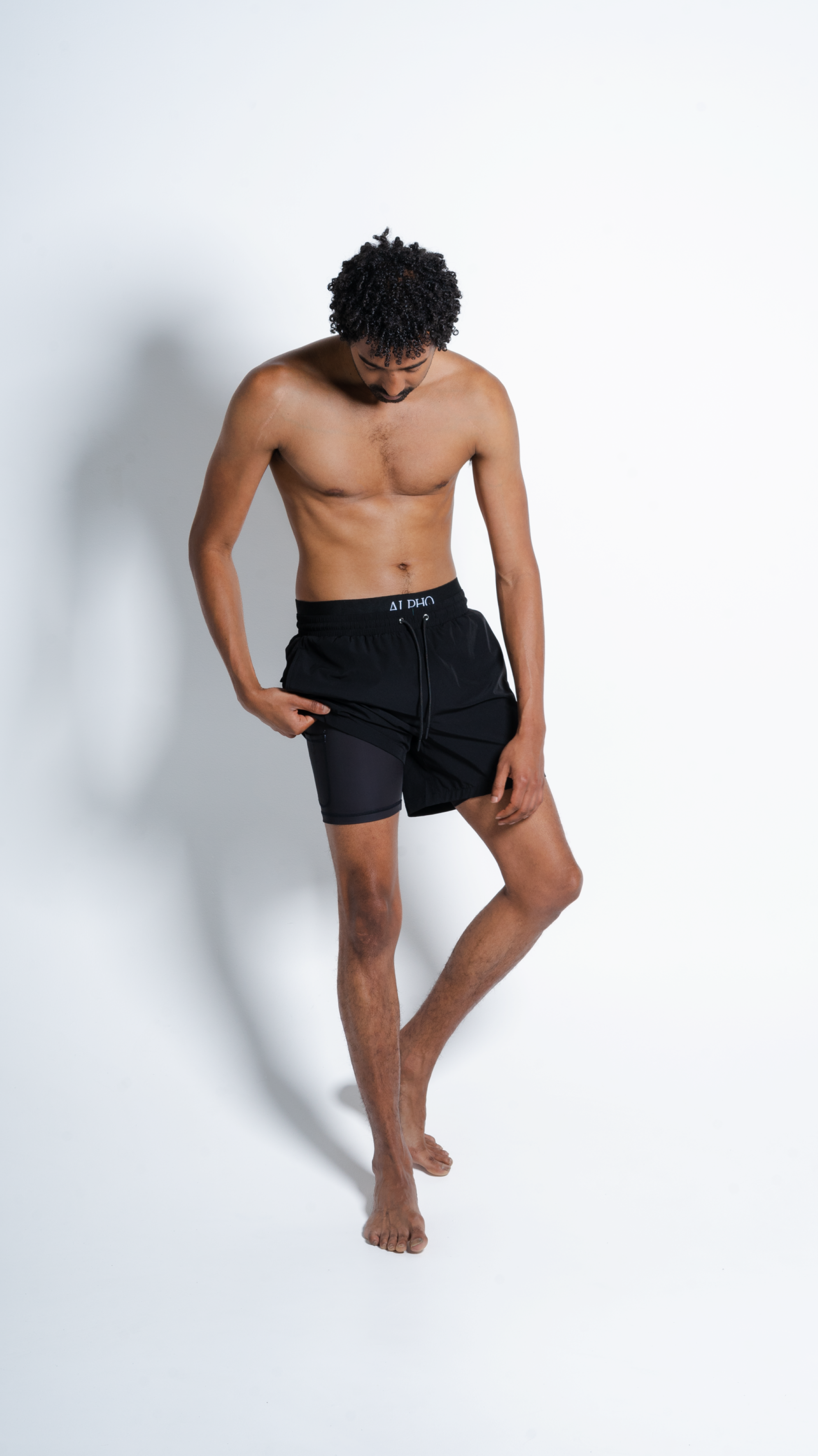Short de bain noir ALPHO sans filet interne, les tailles vont du S au XXL